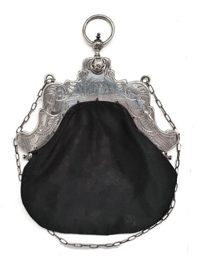 1802 zilveren beugeltas met ketting en draagring van Cornelis-Littel