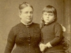 Mathilda Littel-de Jong met dochter (ca. 1886)