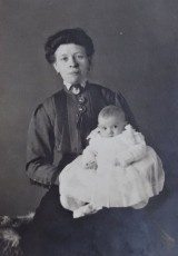 Maria Littel-Hessels met dochter Mien